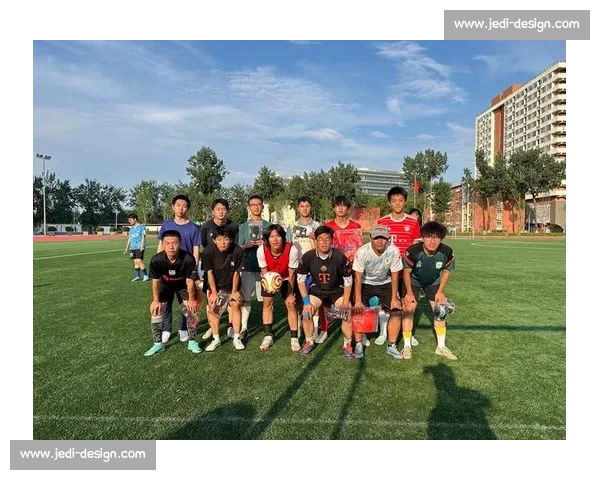 绿茵场上球员拼搏瞬间展现激情与智慧的精彩对决