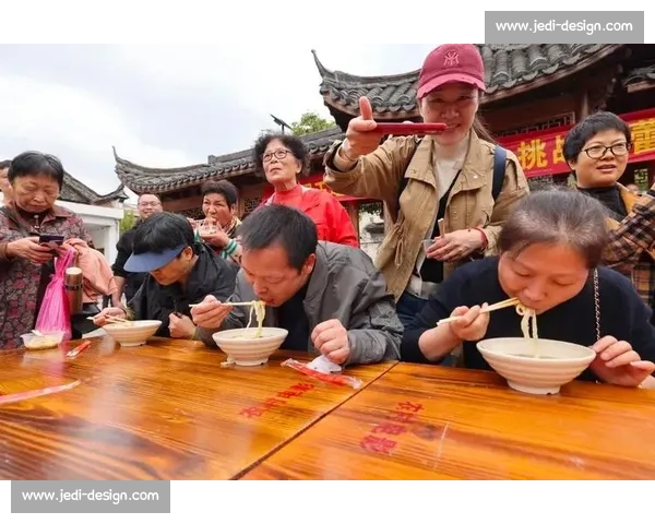 大胃王挑战极限速度吃面比赛现场精彩瞬间回顾